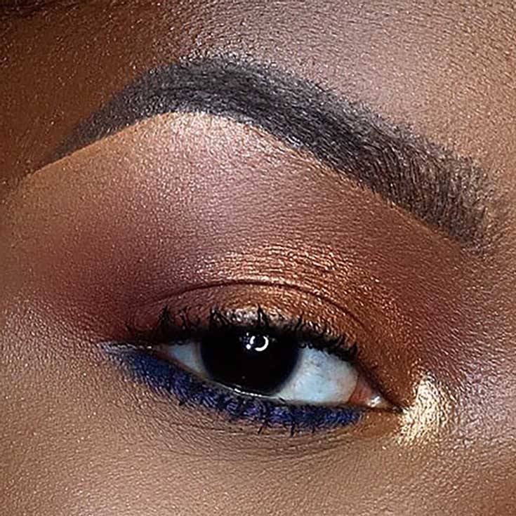 delineador de ojos azul