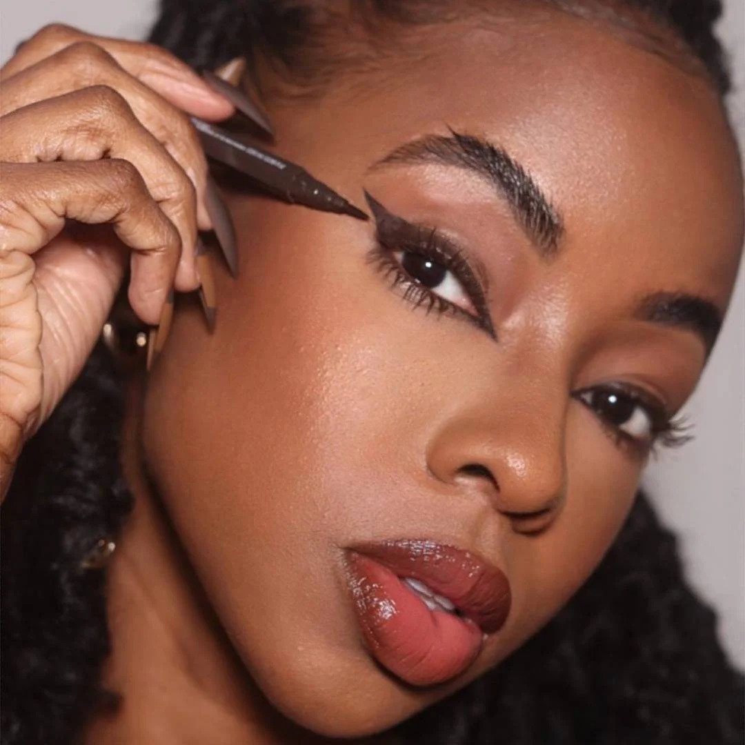 delineador de ojos marrón